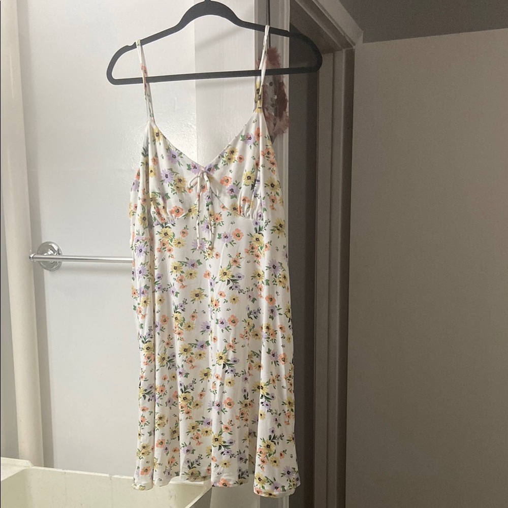 NWT: Floral Spaghetti Strap Dress fits more Ike an XL
